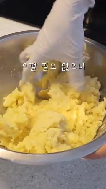 소금과 설탕을 취향껏 넣고 감자가 부드러워질 때까지 삶아줍니다. — 카스테라 홍감자로 만든 겉바속쫀득 감자호떡