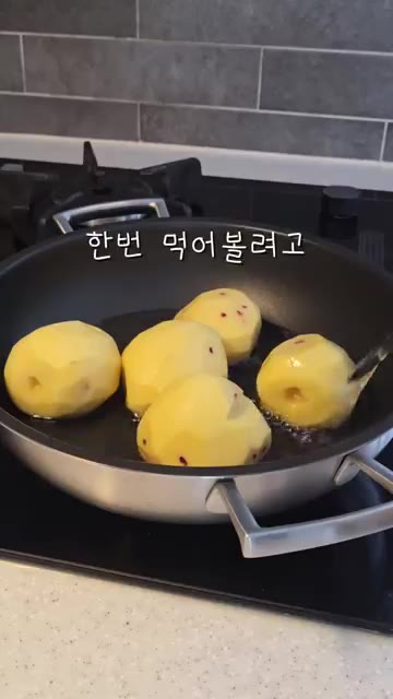 삶은 감자를 뜨거울 때 으깬 뒤 감자전분 4큰술, 우유 3큰술, 피… — 카스테라 홍감자로 만든 겉바속쫀득 감자호떡
