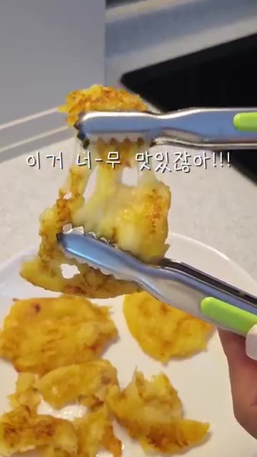 프라이팬에 기름을 두르고 빚어둔 반죽을 올려 앞뒤로 노릇노릇하게 구… — 카스테라 홍감자로 만든 겉바속쫀득 감자호떡