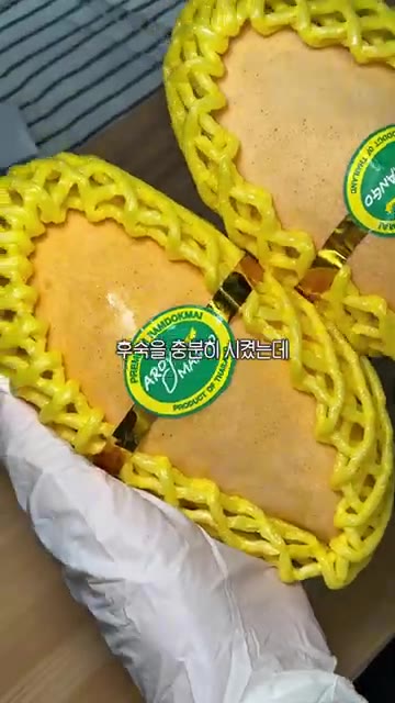 식빵 테두리를 잘라내고, 밀도 우유 식빵을 사용합니다. — 이 계절엔 망고지 집에서 만드는 망고산도 🥭 | Homemade Japanese Mango Sandwich