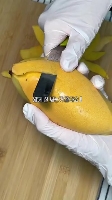 망고 껍질을 벗기고 씨를 피해 썰어줍니다. 망고가 잘 익었는지 확인… — 이 계절엔 망고지 집에서 만드는 망고산도 🥭 | Homemade Japanese Mango Sandwich