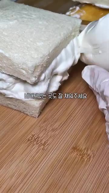 다른 식빵에도 생크림을 바르고 망고를 올린 뒤 덮어줍니다. 랩으로… — 이 계절엔 망고지 집에서 만드는 망고산도 🥭 | Homemade Japanese Mango Sandwich