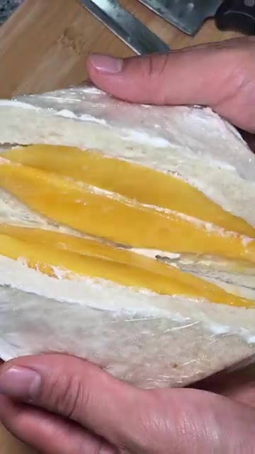 반으로 잘라 단면을 확인합니다. 여름의 맛 망고산도가 완성되었습니다. — 이 계절엔 망고지 집에서 만드는 망고산도 🥭 | Homemade Japanese Mango Sandwich