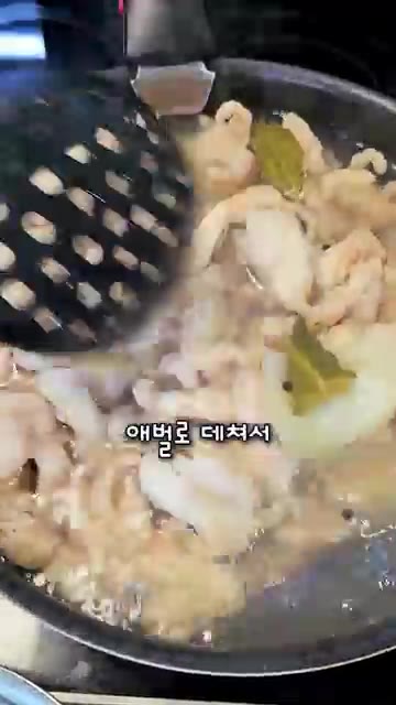 데친 닭발을 찬물에 깨끗하게 헹궈주세요. — 무뼈닭발✨️배달닭발 대신 집에서 만들어 푸짐하게 드셔보세요~