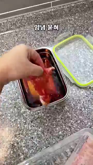 국간장, 진간장, 맛술, 매실액, 물, 후춧가루를 섞어 양념장을 만든다. — 돼지고기 육전 레시피: 소고기 육전보다 맛있는 비법 양념장