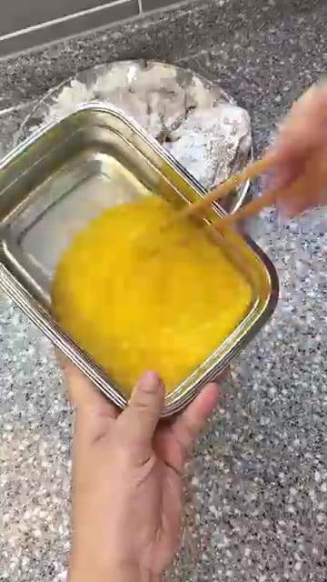 계란 3개에 맛술과 소금을 약간 넣고 계란물을 만든다. — 돼지고기 육전 레시피: 소고기 육전보다 맛있는 비법 양념장