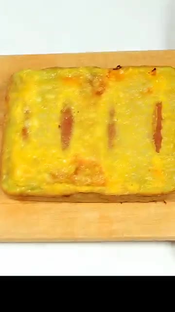 한 김 식힌 후 소시지에 나무 젓가락을 꽂아주고 4등분으로 잘라줍니… — 밥도그 4개 순삭 레시피