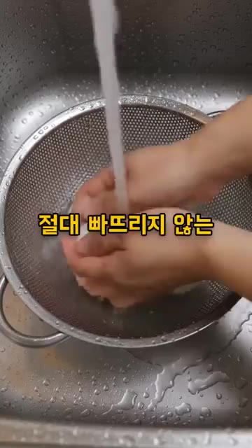 냄비에 물, 간장, 삶은 달걀, 마늘을 넣고 끓입니다. — 계란 장조림 만들 때 이것 무조건 넣으세요