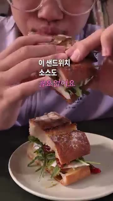 빵을 바삭하게 구운 뒤 썬드라이 토마토를 골고루 올려주세요. — 썬드라이 토마토 모짜렐라 샌드위치