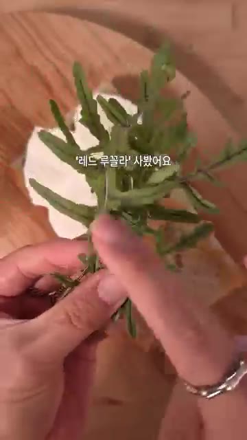 생모짜렐라를 두툼하게 썰어 올려주세요. — 썬드라이 토마토 모짜렐라 샌드위치