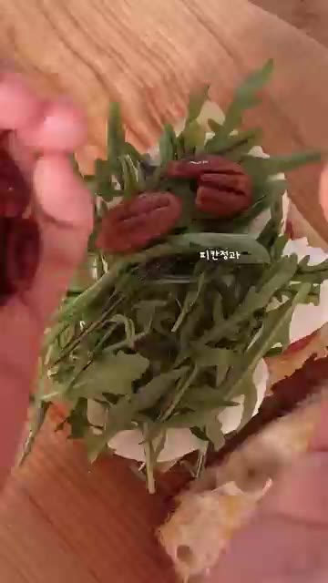 루꼴라와 피칸정과를 올리고, 썬드라이 토마토 몇 개 더 얹어주세요. — 썬드라이 토마토 모짜렐라 샌드위치