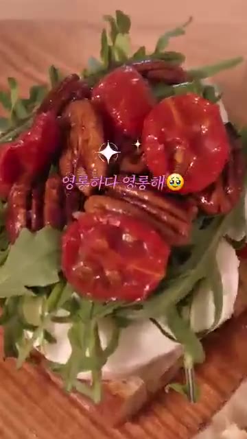 샌드위치를 반으로 잘라 완성합니다. 별도 소스 없이도 맛있어요. — 썬드라이 토마토 모짜렐라 샌드위치