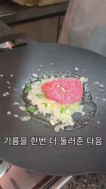 돼지고기가 어느 정도 익으면 가지를 넣어줍니다. — 10분 완성 초간단 가지덮밥 레시피