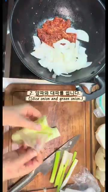 돼지고기에 맛술, 간장, 고춧가루, 고추장, 스파이시 크리스프 칠리… — 한스푼 감칠맛 폭발 제육볶음