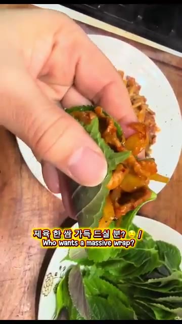 고기와 채소가 다 익으면 불을 끄고 참기름 1큰술을 둘러 완성합니다. — 한스푼 감칠맛 폭발 제육볶음