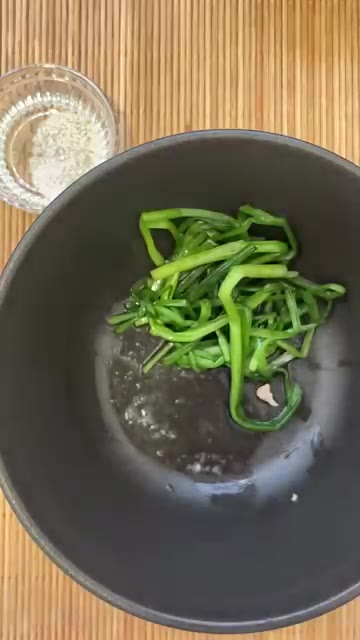삶은 닭고기를 건져내어 먹기 좋게 찢어줍니다. 닭 육수에 밥, 당근… — 자취생의 말복 챙기기: 백숙 레시피