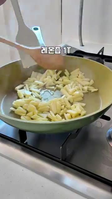 팬에 버터 한 조각을 녹이고 깍둑썰기한 사과를 넣고 볶아주세요. 꿀… — 만두피로 만든 초간단 애플파이