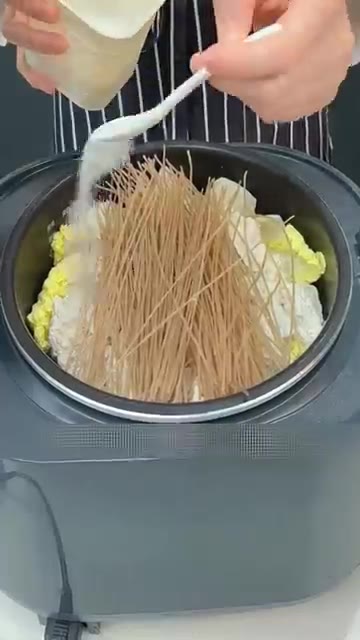 두부를 칼로 자르는 것보다 손으로 큼직하게 뜯어 넣습니다. — 전기밥솥 하나로 끝내는 초간단 만능 찜요리 레시피✨