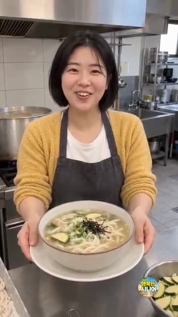 국물이 맑고 깔끔한 칼국수를 만들려면, 육수가 끓으면 생면을 넣기… — 칼국수 생면 그대로 넣지 마세요! 국물 맑은 시니어 건강 집밥 요리