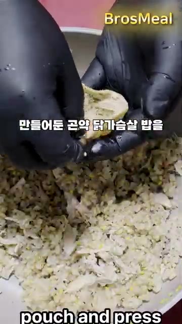 유부 주머니를 살짝 벌려 곤약 닭가슴살 밥을 꾹꾹 눌러 담아줍니다. — 닭가슴살 맛있게 먹는 곤약유부초밥 레시피