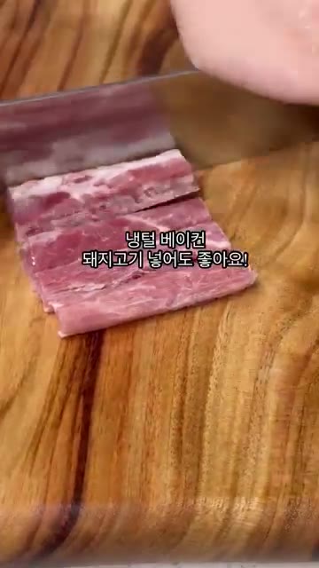 에그누들 두 알을 끓는 물에 넣고 2분간 삶은 뒤 찬물에 헹궈 준비… — 10분컷 야끼소바 레시피
