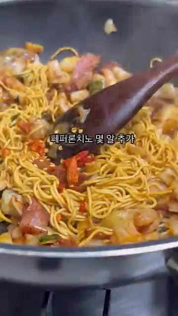 삶아둔 면을 넣고 소스와 함께 잘 볶아줍니다. — 10분컷 야끼소바 레시피