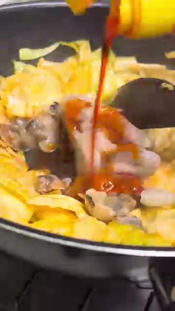 냉동 해물을 넣고 양배추와 해물이 익을 때까지 함께 볶아주세요. — 지지고 라이스 레시피