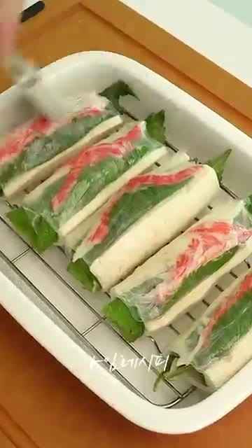 찬물에 적신 라이스페이퍼 위에 두부, 깻잎, 속 재료를 올리고 돌돌… — 밥 대신 단백질 듬뿍 한 끼!