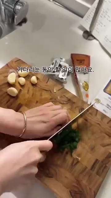 주키니 호박을 얇게 썰어 팬에 올리브 오일을 넉넉히 두르고 노릇하게… — 주키니 파스타 레시피