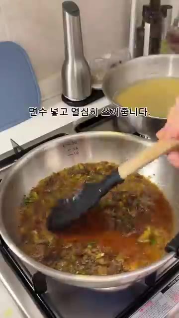 팬에 파스타 면과 면수를 넣고 볶아 소스를 만듭니다. 면이 소스와… — 주키니 파스타 레시피