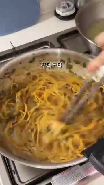 파마산 치즈를 듬뿍 넣고 면과 함께 잘 섞어줍니다. 치즈가 녹아 소… — 주키니 파스타 레시피