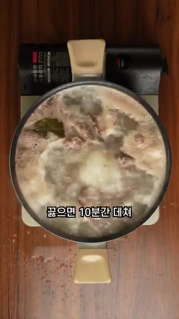 데친 등뼈를 다시 깨끗이 씻어 냄비에 넣고 물 4리터를 붓습니다.… — 집에서 저렴하게 즐기는 감자탕 레시피!!