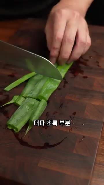 삶은 시래기는 물에 헹궈 물기를 꼭 짜고 먹기 좋게 썰어 준비합니다… — 집에서 저렴하게 즐기는 감자탕 레시피!!