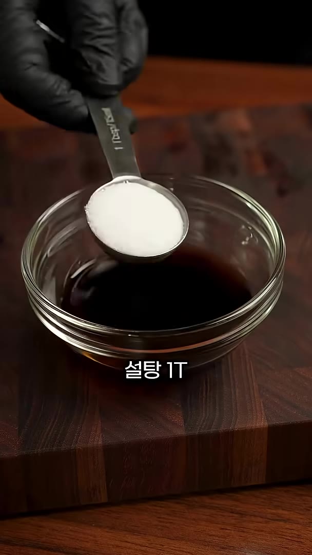 진간장 1큰술, 굴소스 1큰술, 미림 2큰술, 설탕 1큰술, 다진마… — 간단하게 한 끼 뚝딱!! 닭다리살 덮밥