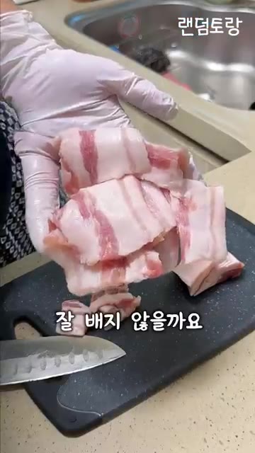 삼겹살을 얇게 썰어 팬에 마늘과 함께 노릇하게 구워준다. — 위스키 훈연 키트로 고기도 훈연이 될까?!