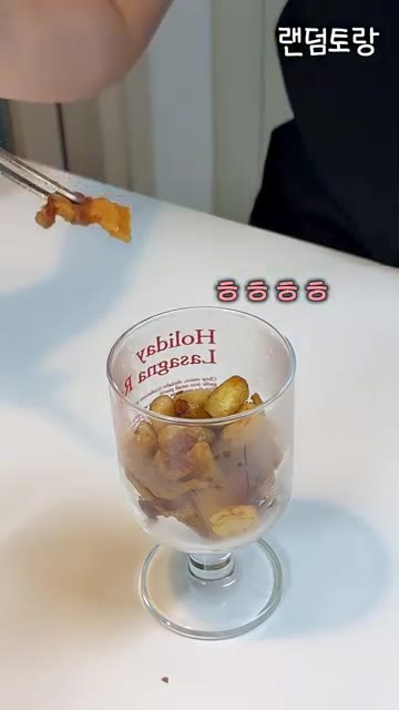 연기가 채워지면 뚜껑을 닫고 약 3초간 기다렸다가 연 후 바베큐 향… — 위스키 훈연 키트로 고기도 훈연이 될까?!