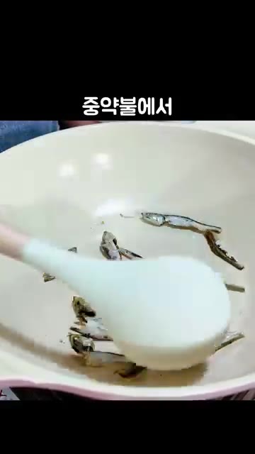 냄비에 내장 제거한 멸치를 넣고 중약불에서 고소한 향이 날 때까지… — 집에서 끓이는 명품 해장국 콩나물국밥