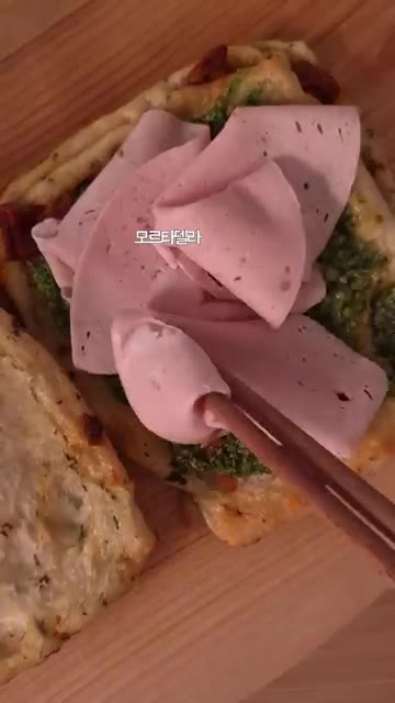 모르타델라를 빵 위에 넉넉하게 올린다. — 모르타델라 부라타 샌드위치 레시피