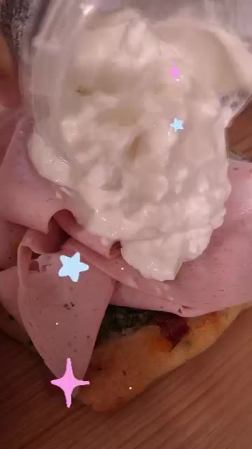 부라타 치즈를 모르타델라 위에 듬뿍 얹는다. — 모르타델라 부라타 샌드위치 레시피