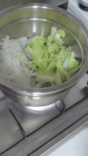 찜기에 무와 배추를 넣고 찐다. — 들깨 무 배추찜 레시피