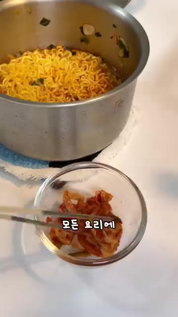 이후 오빠가 먹는 모든 요리에 파인애플을 올리기 시작했습니다. — 파인애플 피자에 대한 오빠의 반응