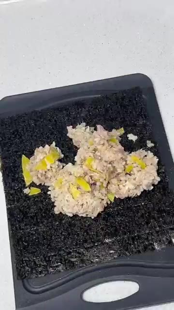 김 위에 밥을 얇게 펼쳐줍니다. — 불없이 간단한 한끼 참치치즈김밥