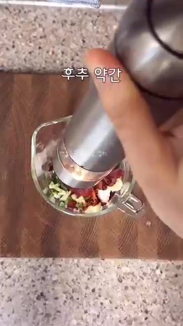 볼에 그릭 요거트, 꿀, 구운 대파, 후추를 넣고 부순 베이컨을 넣… — 칼로리 걱정 없이 맛있는 대파 그릭 샌드위치 레시피