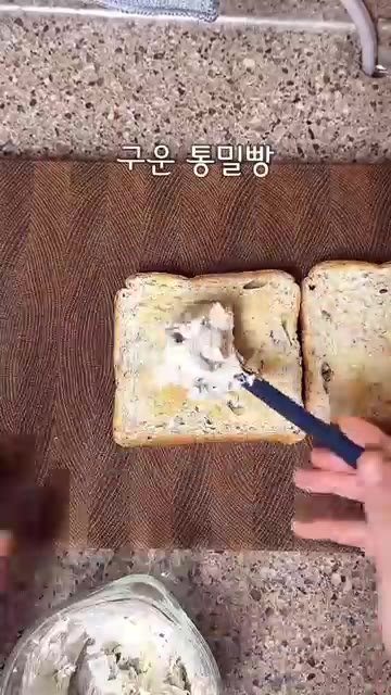 구운 통밀빵 위에 준비한 속재료를 듬뿍 올려줍니다. — 칼로리 걱정 없이 맛있는 대파 그릭 샌드위치 레시피