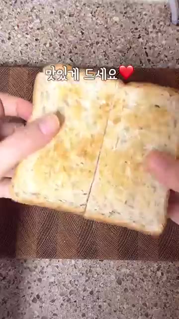 먹기 좋게 반으로 잘라 맛있게 드세요. — 칼로리 걱정 없이 맛있는 대파 그릭 샌드위치 레시피
