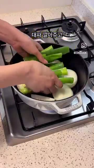 통삼겹살을 올리고 소금 1큰술과 맛술 2큰술을 골고루 뿌린다. — 무수분 수육 레시피