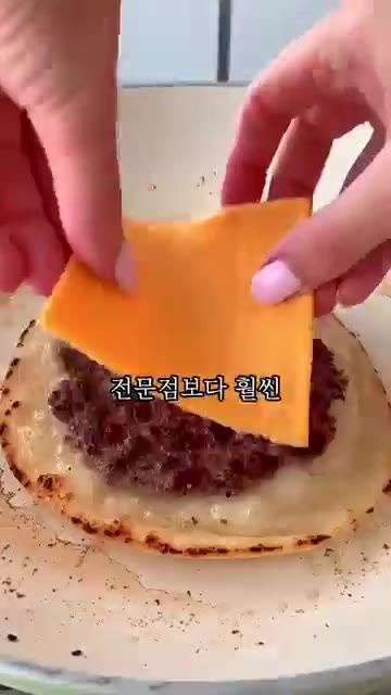 통밀 또띠아 위에 소고기 다짐육을 얇게 펴 바르고 소금과 후추로 간… — 타코집 사장님들 울고 갈 집타코! 또띠아에 고기 꾹꾹 눌러서 굽는 집레시피가 정답!