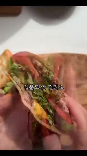 팬에 기름을 두르고 또띠아를 올려 고기 면이 아래로 가게 중강불에서… — 타코집 사장님들 울고 갈 집타코! 또띠아에 고기 꾹꾹 눌러서 굽는 집레시피가 정답!