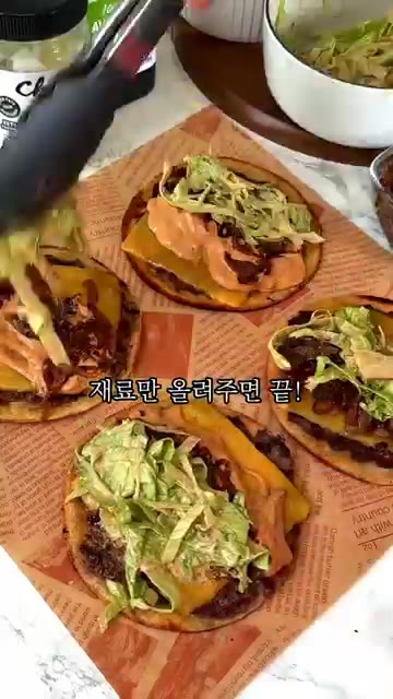 구워진 또띠아 위에 볶은 양파, 양상추, 특제 소스를 듬뿍 올린다. — 타코집 사장님들 울고 갈 집타코! 또띠아에 고기 꾹꾹 눌러서 굽는 집레시피가 정답!