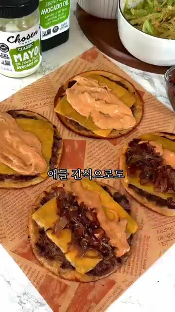 또띠아를 반으로 접어 타코를 완성한다. — 타코집 사장님들 울고 갈 집타코! 또띠아에 고기 꾹꾹 눌러서 굽는 집레시피가 정답!